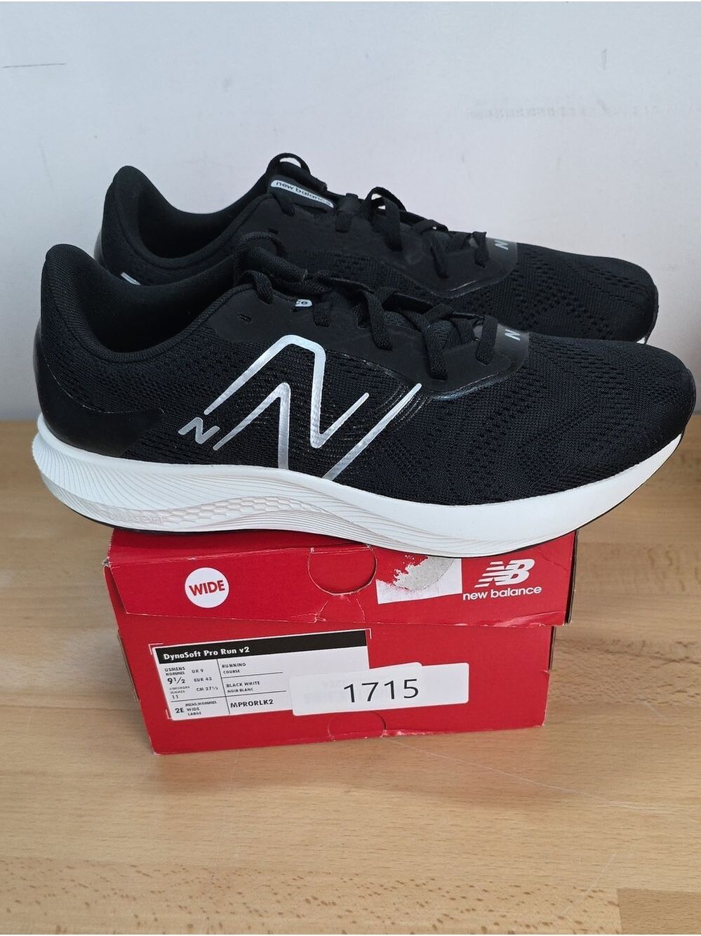 New Balance Black and White Athletic Sneakers Men 9.5